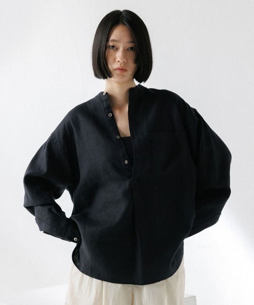ADAM ET ROPE'(アダムエロペ)の「ルーズシルエット バンドカラー リネン スキッパーシャツ / ロングシーズン着用可能 / セットアップ対応(シャツ/ブラウス・メンズ・ブラック/オフホワイト/カーキ・M/L)」の3枚目の写真
