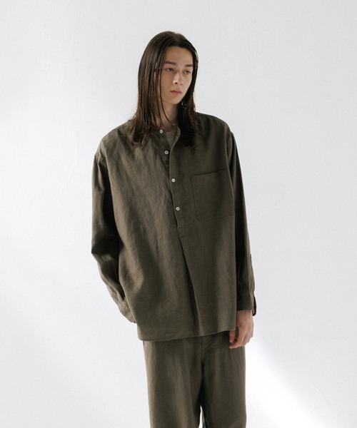 ADAM ET ROPE'(アダムエロペ)の「ルーズシルエット バンドカラー リネン スキッパーシャツ / ロングシーズン着用可能 / セットアップ対応(シャツ/ブラウス・メンズ・ブラック/オフホワイト/カーキ・M/L)」の6枚目の写真
