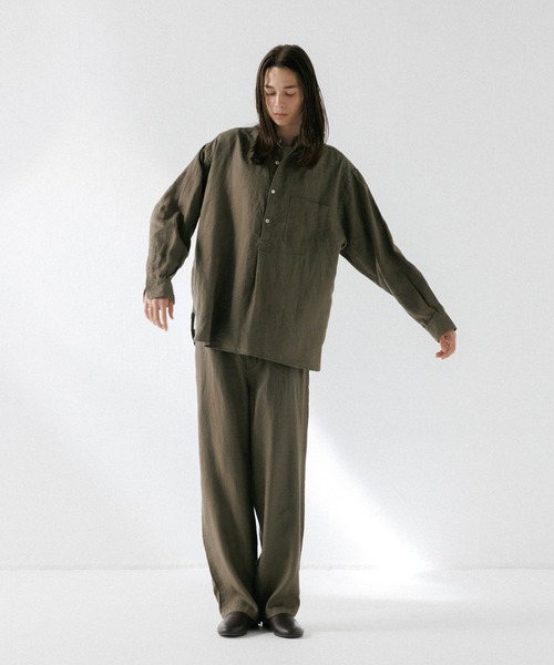 ADAM ET ROPE'(アダムエロペ)の「ルーズシルエット バンドカラー リネン スキッパーシャツ / ロングシーズン着用可能 / セットアップ対応(シャツ/ブラウス・メンズ・ブラック/オフホワイト/カーキ・M/L)」の10枚目の写真