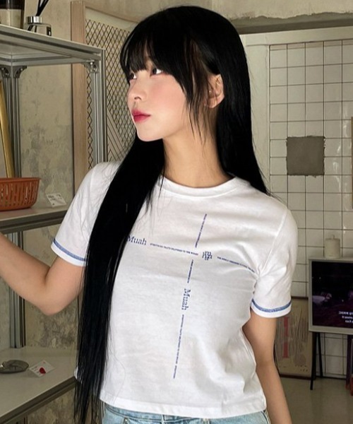muahmuah(ムーアムーア)の「A'GEM/9 × .kom 『muah muah/ムーアムーア』 LINEGRAPHICHALFT-SHIRT/ライン ハーフグラフィック半袖カットソー(Tシャツ/カットソー・レディース・ホワイト/ブラック・FREE)」の1枚目の写真