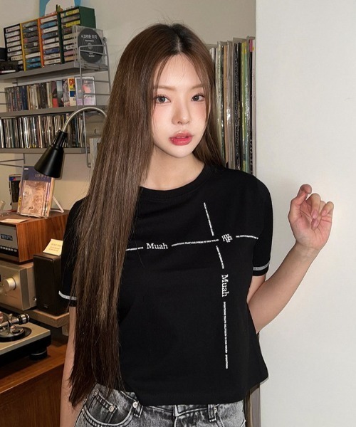 muahmuah(ムーアムーア)の「A'GEM/9 × .kom 『muah muah/ムーアムーア』 LINEGRAPHICHALFT-SHIRT/ライン ハーフグラフィック半袖カットソー(Tシャツ/カットソー・レディース・ホワイト/ブラック・FREE)」の2枚目の写真