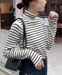 【WEB限定】フィンガーホールリブタートルニット