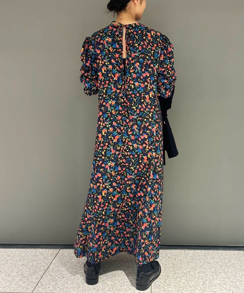 journal standard L'essage（ジャーナルスタンダードレサージュ）の「アンティークフラワーノーカラーワンピース（ワンピース・レディース・ブラック・FREE）」の3枚目の写真