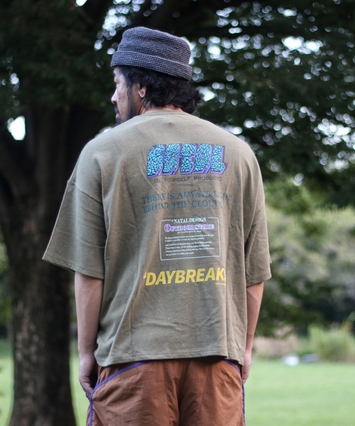 NATAL DESIGN(ネイタルデザイン)の「HEMP WIDE TEE PRINTED DAYBREAKS 2(Tシャツ/カットソー・メンズ・オリーブドラブ/ナチュラル/ブラック系その他/シアン/オリーブ/ローズ/ラベンダー/ブルー系その他・X-LARGE/LARGE/MEDIUM)」の1枚目の写真