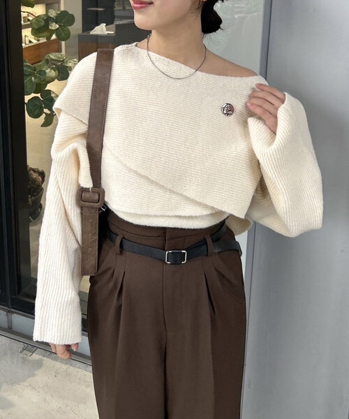 mystic（ミスティック）の「【2点セット】ブローチ付きクロスニット（ニット/セーター・レディース・チャコールグレー/ブラック/アイボリー/ベージュ・FREE）」の7枚目の写真