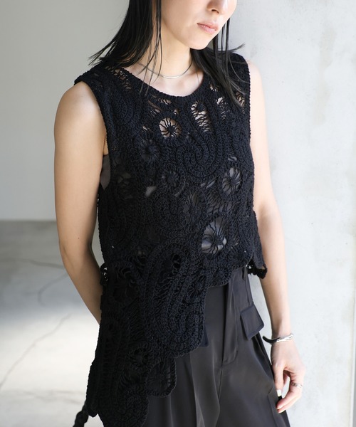 select MOCA（セレクトモカ）の「透かし編みアシンメトリーベスト（ベスト・レディース・アイボリー/ブラック・FREE）」の2枚目の写真
