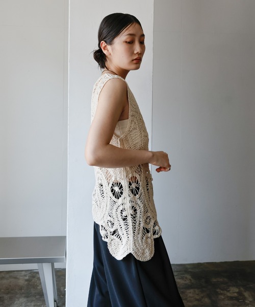select MOCA（セレクトモカ）の「透かし編みアシンメトリーベスト（ベスト・レディース・アイボリー/ブラック・FREE）」の6枚目の写真