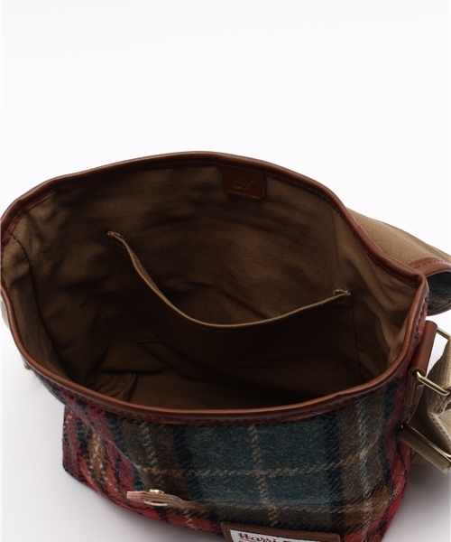 LBC(エルビーシー)の「Harris Tweed ショルダーバッグ(ショルダーバッグ・レディース・オリーブ/グリーン・ONE SIZE)」の9枚目の写真
