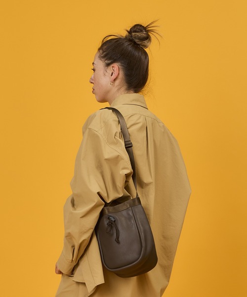 BURLAP OUTFITTER(バーラップアウトフィッター)の「LEATHER CHALK BAG / レザーチョークバッグ(ショルダーバッグ・メンズ・ブラック/チョコ・ONE SIZE)」の2枚目の写真