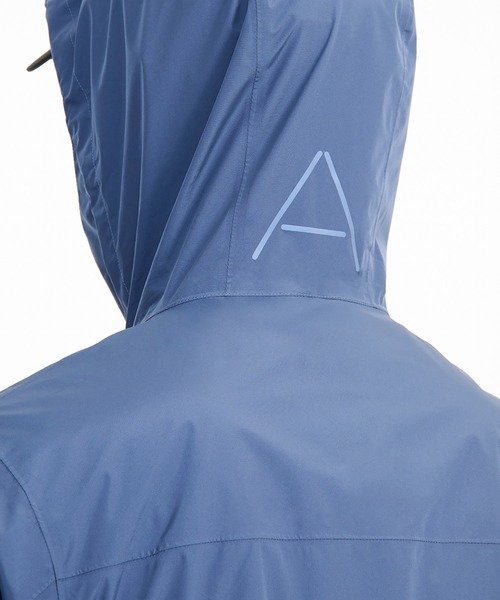 AIGLE(エーグル)の「全天候型 防水 透湿 ポケッタブル 2.5レイヤーフーデッドジャケット(マウンテンパーカー・メンズ・ブルー/ダークグリーン・M/L/S)」の3枚目の写真
