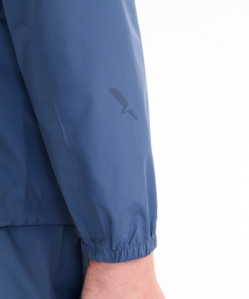 AIGLE(エーグル)の「全天候型 防水 透湿 ポケッタブル 2.5レイヤーフーデッドジャケット(マウンテンパーカー・メンズ・ブルー/ダークグリーン・M/L/S)」の4枚目の写真