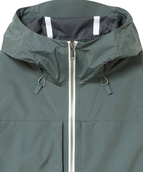 AIGLE(エーグル)の「全天候型 防水 透湿 ポケッタブル 2.5レイヤーフーデッドジャケット(マウンテンパーカー・メンズ・ブルー/ダークグリーン・M/L/S)」の9枚目の写真