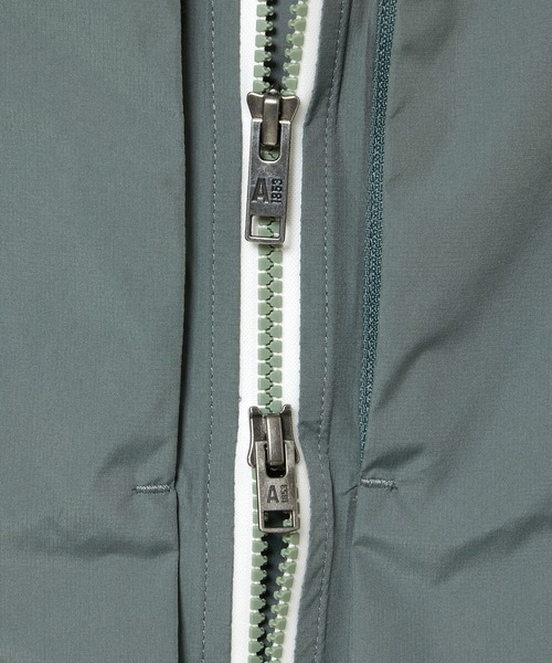 AIGLE(エーグル)の「全天候型 防水 透湿 ポケッタブル 2.5レイヤーフーデッドジャケット(マウンテンパーカー・メンズ・ブルー/ダークグリーン・M/L/S)」の12枚目の写真