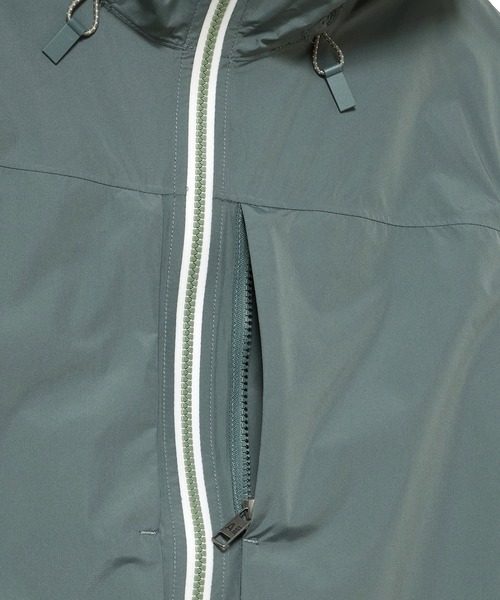 AIGLE(エーグル)の「全天候型 防水 透湿 ポケッタブル 2.5レイヤーフーデッドジャケット(マウンテンパーカー・メンズ・ブルー/ダークグリーン・M/L/S)」の13枚目の写真