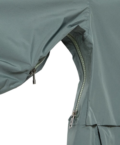 AIGLE(エーグル)の「全天候型 防水 透湿 ポケッタブル 2.5レイヤーフーデッドジャケット(マウンテンパーカー・メンズ・ブルー/ダークグリーン・M/L/S)」の15枚目の写真