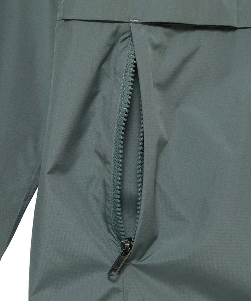 AIGLE(エーグル)の「全天候型 防水 透湿 ポケッタブル 2.5レイヤーフーデッドジャケット(マウンテンパーカー・メンズ・ブルー/ダークグリーン・M/L/S)」の16枚目の写真