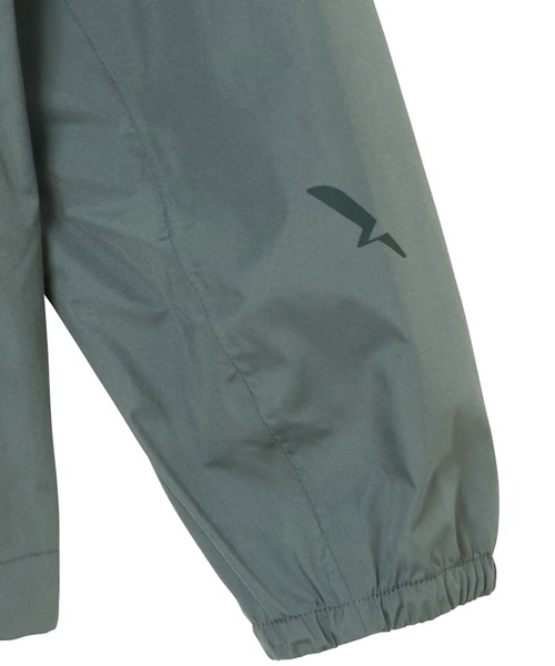 AIGLE(エーグル)の「全天候型 防水 透湿 ポケッタブル 2.5レイヤーフーデッドジャケット(マウンテンパーカー・メンズ・ブルー/ダークグリーン・M/L/S)」の17枚目の写真