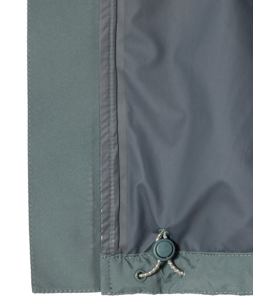 AIGLE(エーグル)の「全天候型 防水 透湿 ポケッタブル 2.5レイヤーフーデッドジャケット(マウンテンパーカー・メンズ・ブルー/ダークグリーン・M/L/S)」の19枚目の写真