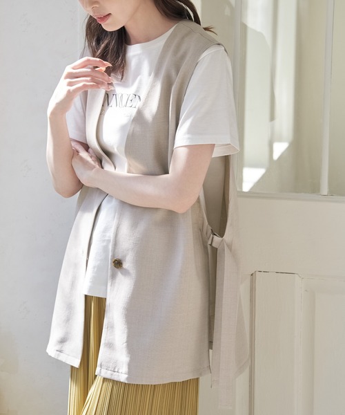 ikka(イッカ)の「ノーカラーサイドスリットジレ(ベスト・レディース・ベージュ/ブラック・M/L/S)」の2枚目の写真