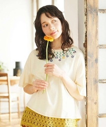 Jocomomola（ホコモモラ）の「Verde pera フラワー刺繍Tシャツ（Tシャツ/カットソー）」