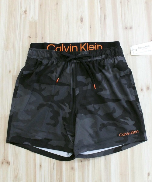 Calvin Klein(カルバン・クライン)の「CK ボクサーインナー付き ワンポイントロゴサーフパンツ ボードショーツ(水着・メンズ・ブラック・S/M/L/XL/XXL)」の13枚目の写真