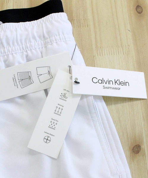 Calvin Klein(カルバン・クライン)の「CK ボクサーインナー付き ワンポイントロゴサーフパンツ ボードショーツ(水着・メンズ・ブラック・S/M/L/XL/XXL)」の18枚目の写真