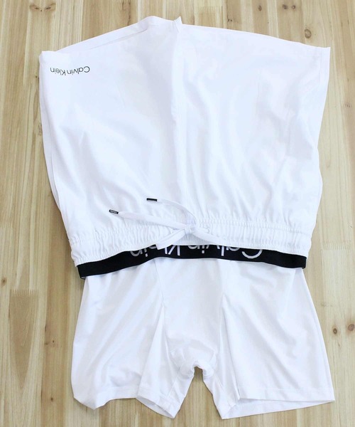 Calvin Klein(カルバン・クライン)の「CK ボクサーインナー付き ワンポイントロゴサーフパンツ ボードショーツ(水着・メンズ・ブラック・S/M/L/XL/XXL)」の21枚目の写真