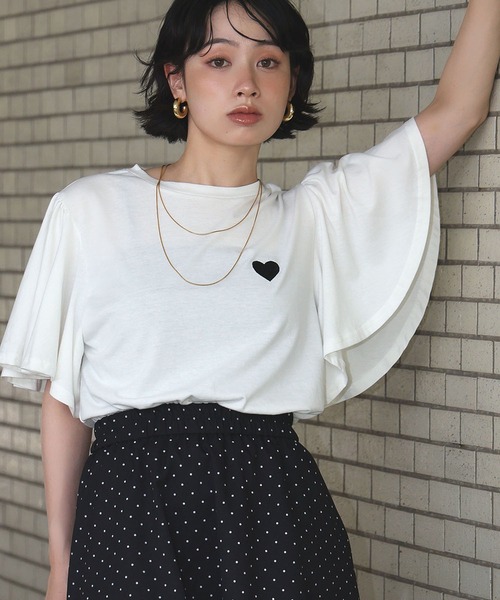 Ampirula(アンピルーラ)の「ワンポイントハート刺繍フレアスリーブTシャツ(Tシャツ/カットソー・レディース・チャコールグレー/ブラック/ホワイト・FREE)」の1枚目の写真