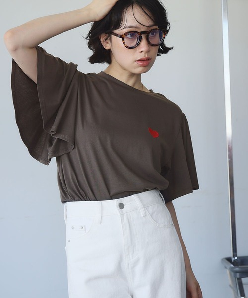 Ampirula(アンピルーラ)の「ワンポイントハート刺繍フレアスリーブTシャツ(Tシャツ/カットソー・レディース・チャコールグレー/ブラック/ホワイト・FREE)」の3枚目の写真