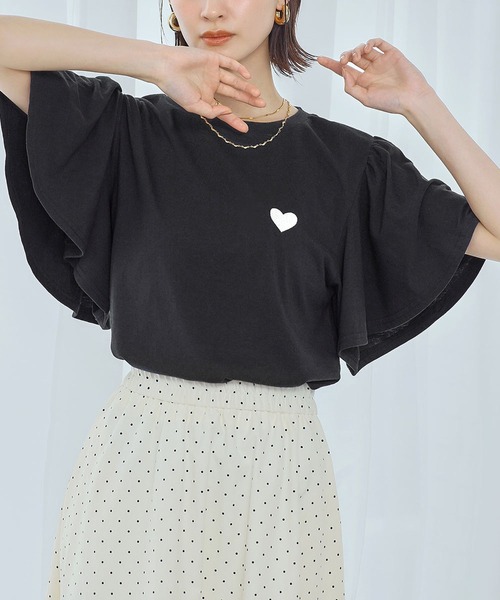 Ampirula(アンピルーラ)の「ワンポイントハート刺繍フレアスリーブTシャツ(Tシャツ/カットソー・レディース・チャコールグレー/ブラック/ホワイト・FREE)」の2枚目の写真