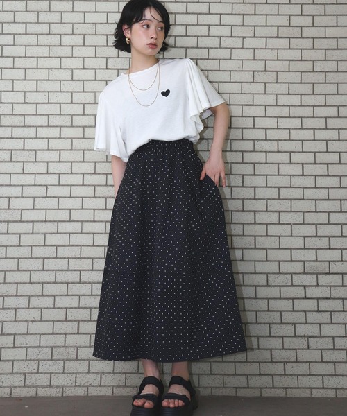 Ampirula(アンピルーラ)の「ワンポイントハート刺繍フレアスリーブTシャツ(Tシャツ/カットソー・レディース・チャコールグレー/ブラック/ホワイト・FREE)」の15枚目の写真