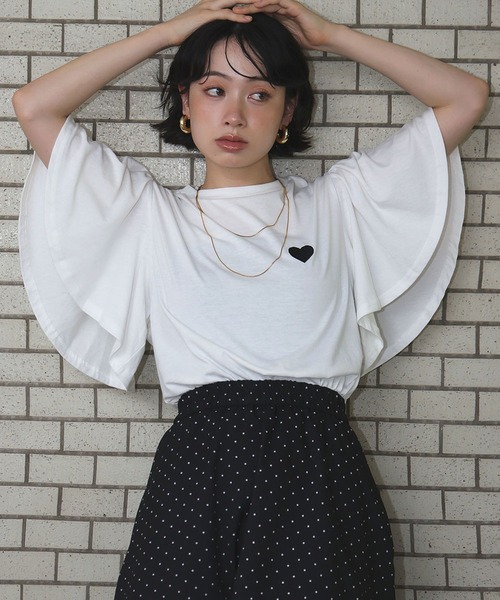 Ampirula(アンピルーラ)の「ワンポイントハート刺繍フレアスリーブTシャツ(Tシャツ/カットソー・レディース・チャコールグレー/ブラック/ホワイト・FREE)」の16枚目の写真