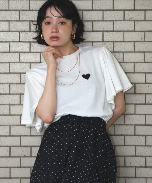 Ampirula(アンピルーラ)の「ワンポイントハート刺繍フレアスリーブTシャツ(Tシャツ/カットソー・レディース・チャコールグレー/ブラック/ホワイト・FREE)」の17枚目の写真
