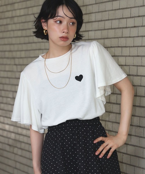 Ampirula(アンピルーラ)の「ワンポイントハート刺繍フレアスリーブTシャツ(Tシャツ/カットソー・レディース・チャコールグレー/ブラック/ホワイト・FREE)」の18枚目の写真
