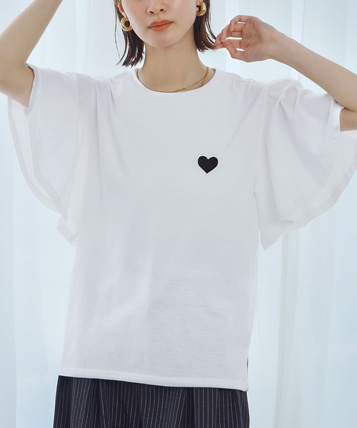 Ampirula(アンピルーラ)の「ワンポイントハート刺繍フレアスリーブTシャツ(Tシャツ/カットソー・レディース・チャコールグレー/ブラック/ホワイト・FREE)」の5枚目の写真