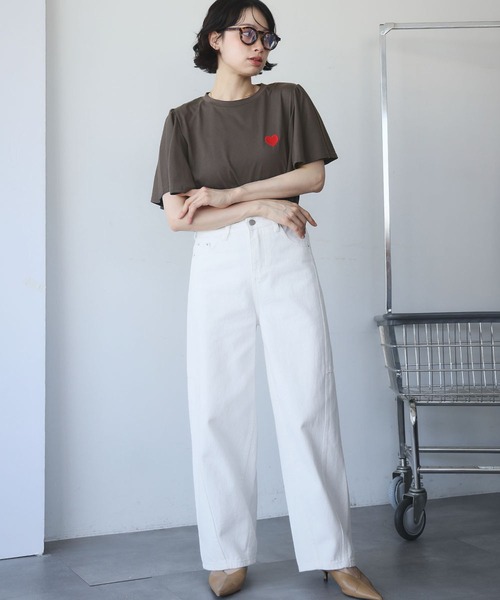Ampirula(アンピルーラ)の「ワンポイントハート刺繍フレアスリーブTシャツ(Tシャツ/カットソー・レディース・チャコールグレー/ブラック/ホワイト・FREE)」の7枚目の写真