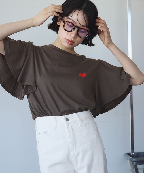 Ampirula(アンピルーラ)の「ワンポイントハート刺繍フレアスリーブTシャツ(Tシャツ/カットソー・レディース・チャコールグレー/ブラック/ホワイト・FREE)」の8枚目の写真