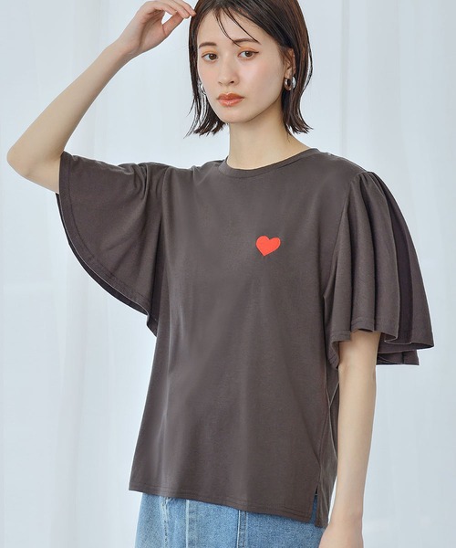 Ampirula(アンピルーラ)の「ワンポイントハート刺繍フレアスリーブTシャツ(Tシャツ/カットソー・レディース・チャコールグレー/ブラック/ホワイト・FREE)」の10枚目の写真