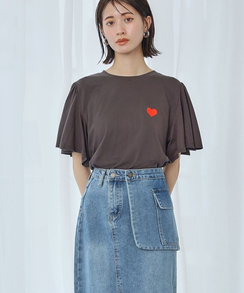 Ampirula(アンピルーラ)の「ワンポイントハート刺繍フレアスリーブTシャツ(Tシャツ/カットソー・レディース・チャコールグレー/ブラック/ホワイト・FREE)」の12枚目の写真