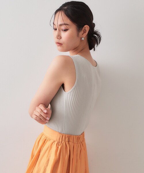 OPAQUE.CLIP(オペークドットクリップ)の「ラメニットタンクトップ【洗濯機洗い可/抗ピル】(タンクトップ・レディース・ベージュ系5/ライトグレー系5/ブラック系5・40/38/36)」の4枚目の写真