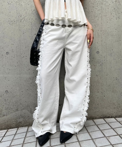 FOREVER 21（フォーエバー トゥエンティーワン）の「【2025SS】フリンジスタッズデニムパンツ（デニムパンツ・レディース・ホワイト/ブルー/ピンク・SMALL/MEDIUM）」の2枚目の写真