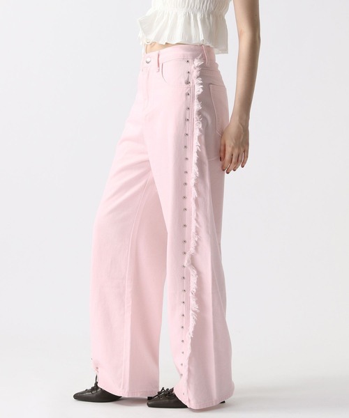 FOREVER 21（フォーエバー トゥエンティーワン）の「【2025SS】フリンジスタッズデニムパンツ（デニムパンツ・レディース・ホワイト/ブルー/ピンク・SMALL/MEDIUM）」の3枚目の写真