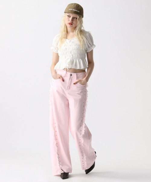 FOREVER 21（フォーエバー トゥエンティーワン）の「【2025SS】フリンジスタッズデニムパンツ（デニムパンツ・レディース・ホワイト/ブルー/ピンク・SMALL/MEDIUM）」の4枚目の写真