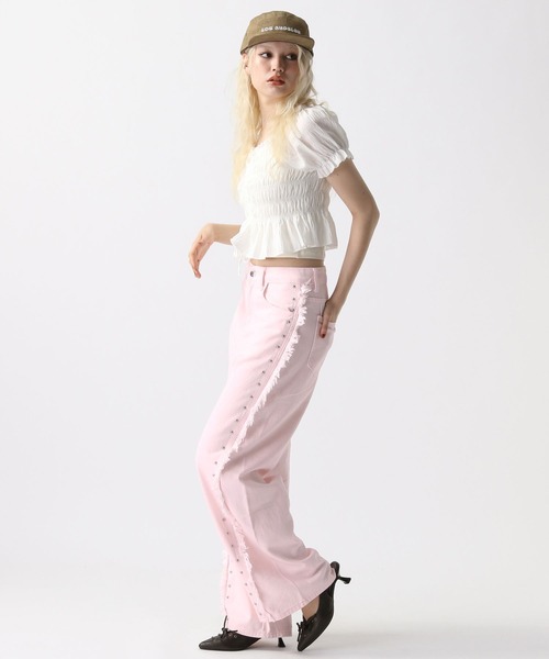 FOREVER 21（フォーエバー トゥエンティーワン）の「【2025SS】フリンジスタッズデニムパンツ（デニムパンツ・レディース・ホワイト/ブルー/ピンク・SMALL/MEDIUM）」の6枚目の写真