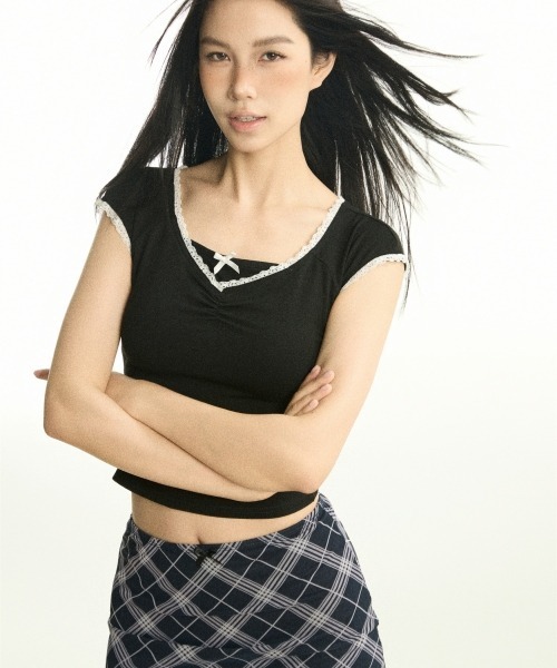 gossip!ロサンゼルス(ゴシップロサンゼルス)の「Y2Kガーリー*レースショート丈クロップドTシャツ(Tシャツ/カットソー・レディース・オフホワイト/ブラック/レッド・FREE)」の6枚目の写真