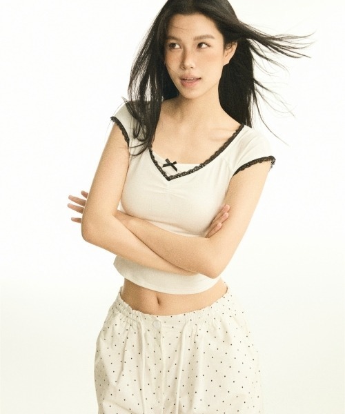 gossip!ロサンゼルス(ゴシップロサンゼルス)の「Y2Kガーリー*レースショート丈クロップドTシャツ(Tシャツ/カットソー・レディース・オフホワイト/ブラック/レッド・FREE)」の13枚目の写真