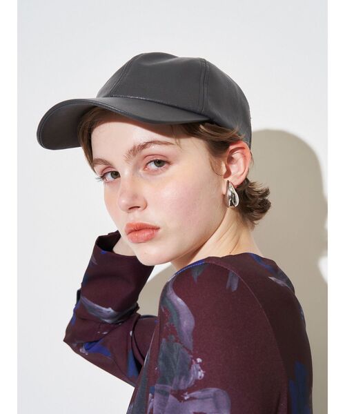 ELENDEEK(エレンディーク)の「フェイクレザーキャップ(キャップ・レディース・グレー/ブラック/モカ・FREE)」の14枚目の写真