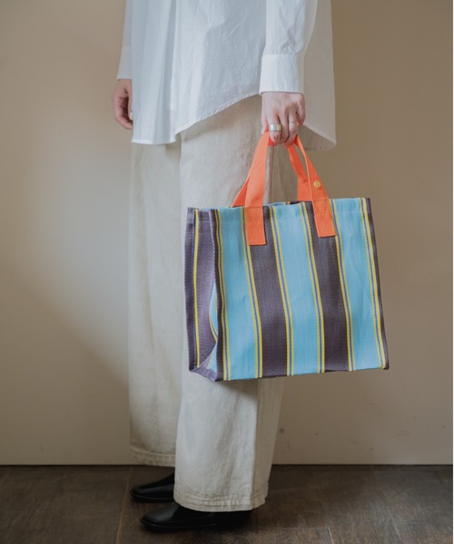 LILA&FLEUR(リラアンドフルール)の「Box Tote Bag(トートバッグ・レディース・サックスブルー系/オレンジ系その他/ホワイト×ブラック/イエロー× ブルー/ピンク系その他・ONE SIZE)」の6枚目の写真