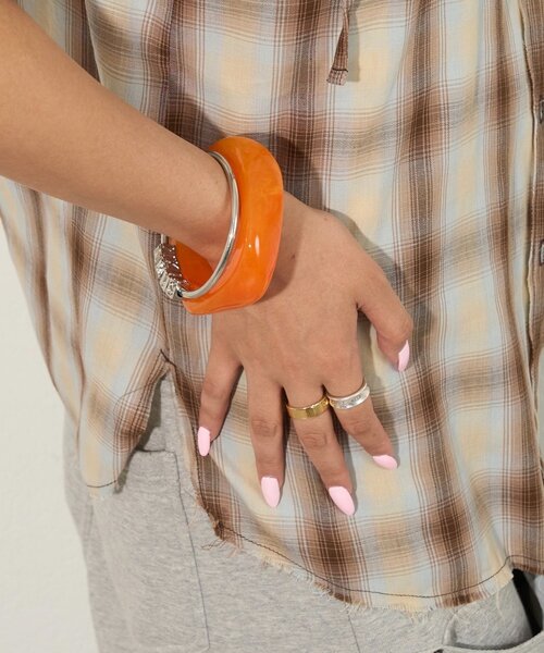 WHO'S WHO gallery（フーズフーギャラリー）の「ワイドバングル（バングル/リストバンド・レディース・ブラウン/オフホワイト/クリア/オレンジ・FREE）」の3枚目の写真
