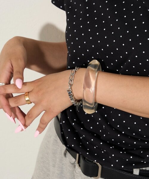 WHO'S WHO gallery（フーズフーギャラリー）の「ワイドバングル（バングル/リストバンド・レディース・ブラウン/オフホワイト/クリア/オレンジ・FREE）」の4枚目の写真